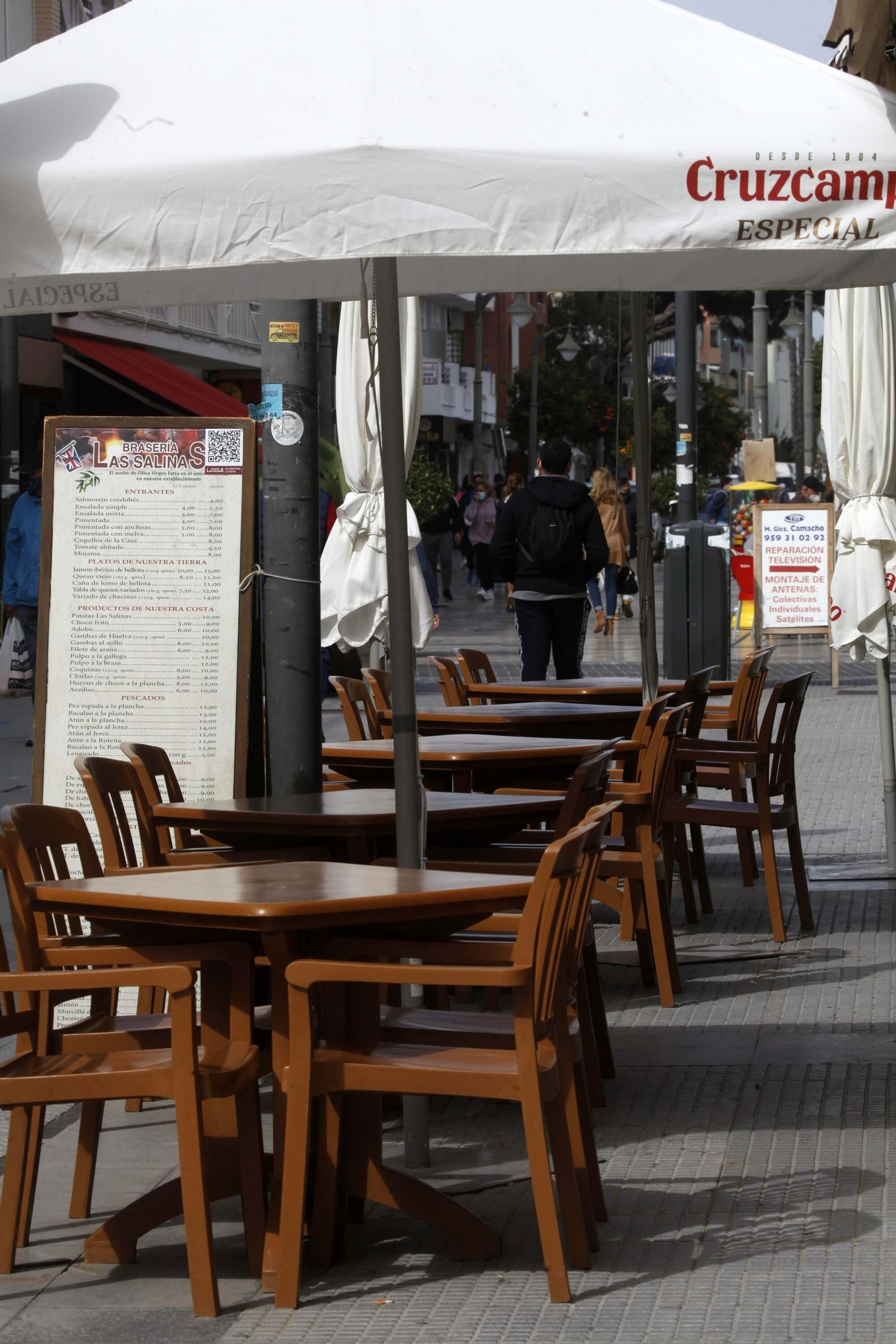 Ambiente en las terrazas de El Rompido y Punta Umbría durante este sábado.