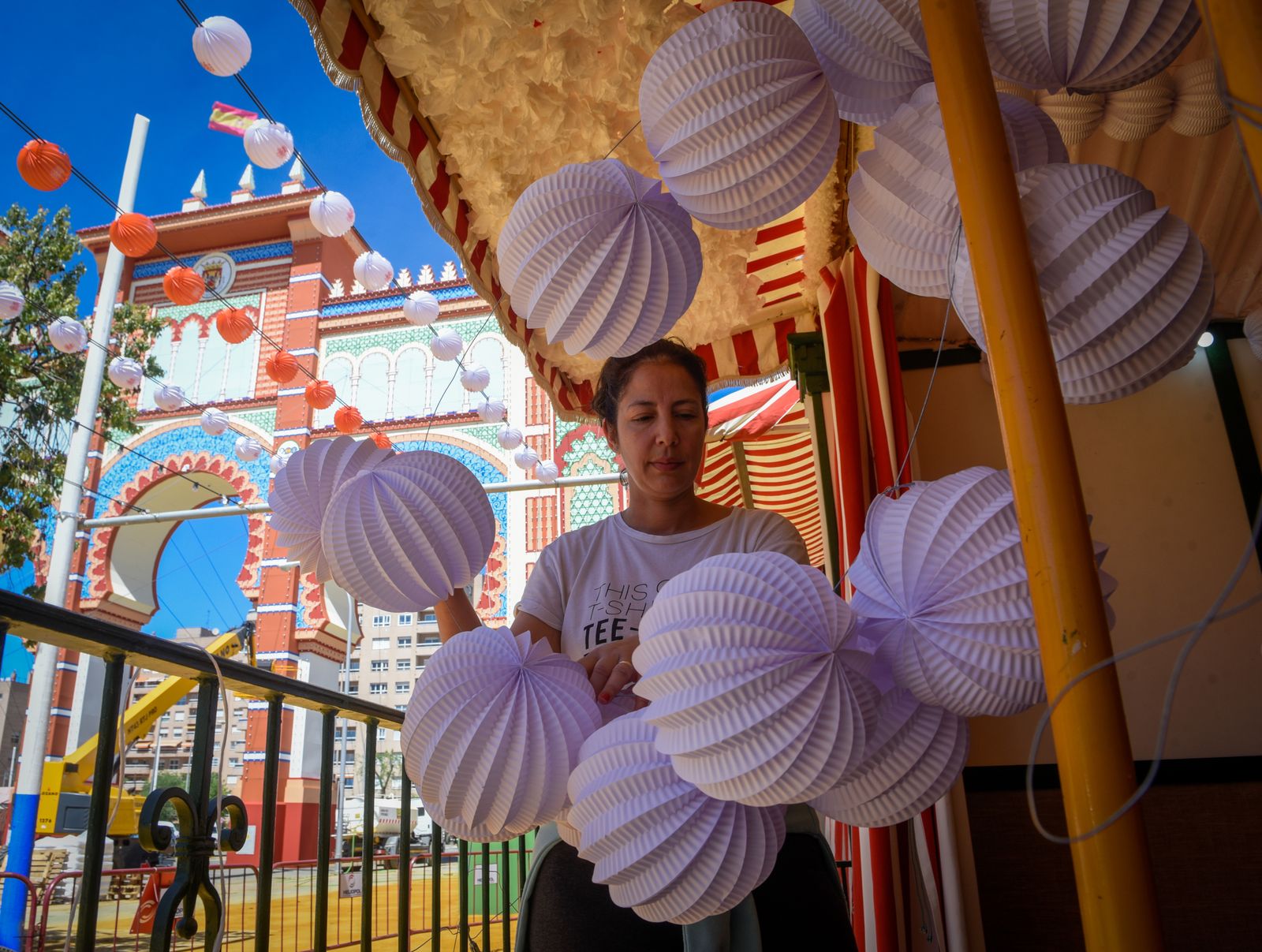 Imágenes de los últimos preparativos de la Feria de Sevilla 2024