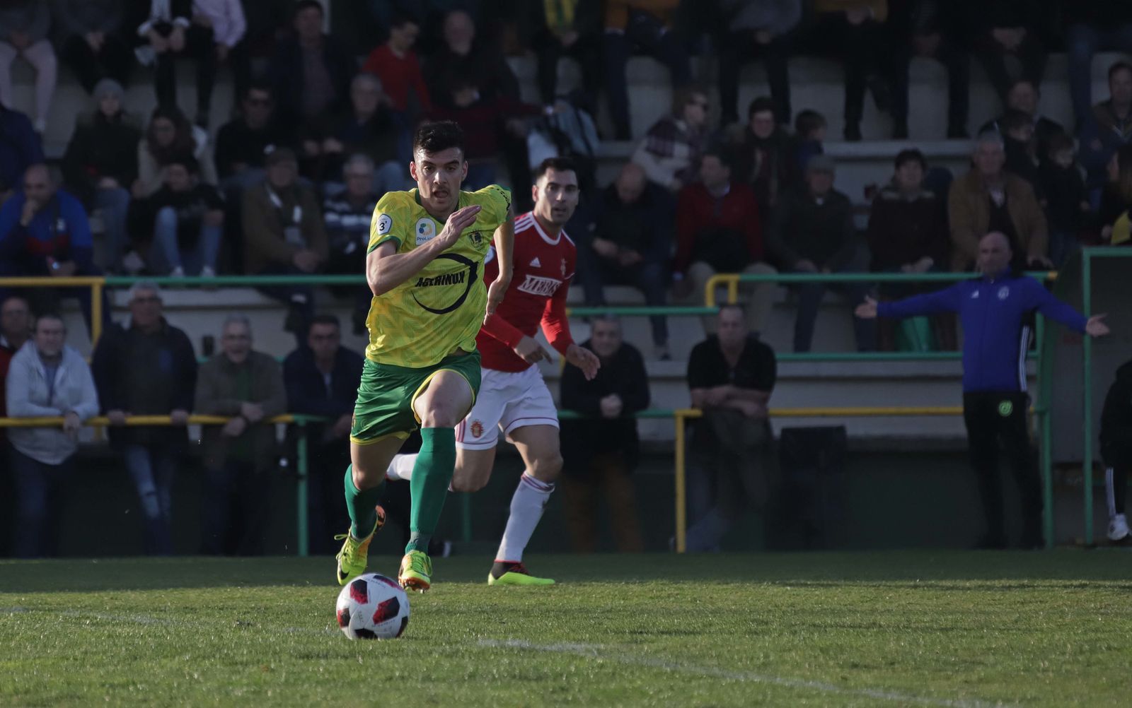El gualdiverde Javi Forján corre tras la pelota ante el Espeleño.