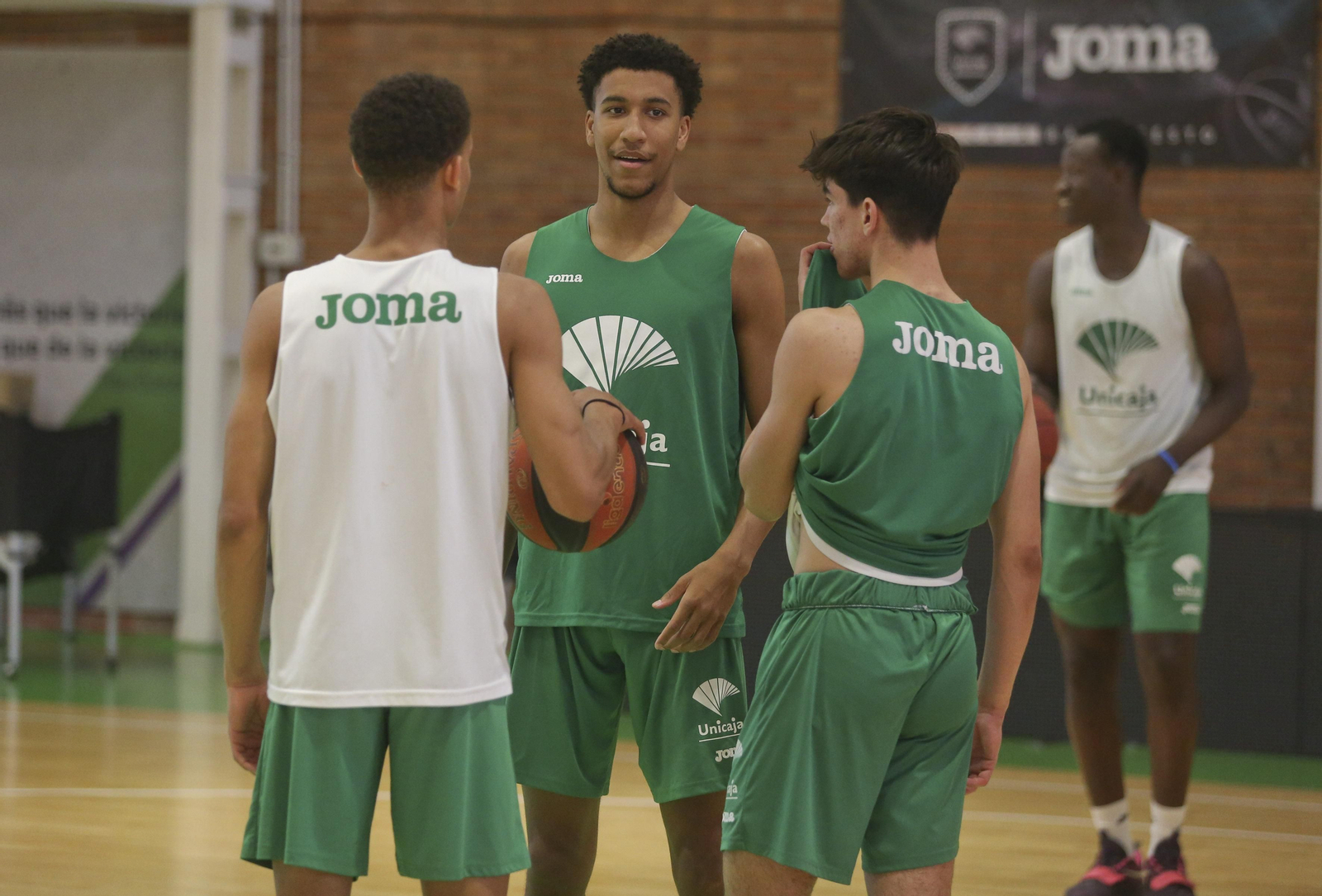Las fotos de los jóvenes del Unicaja en Los Guindos
