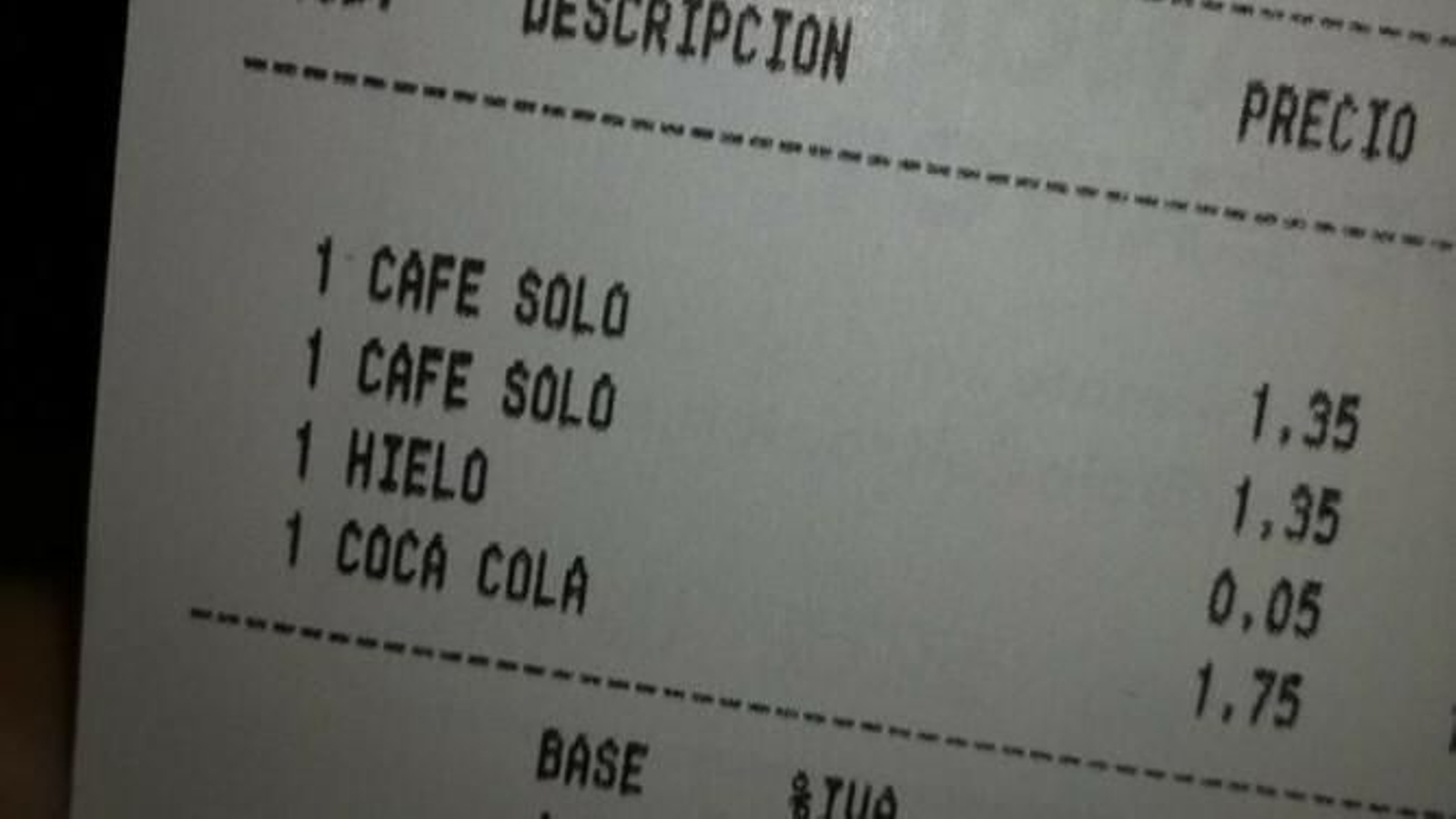 La factura con el cobro de los cubitos de hielo.
