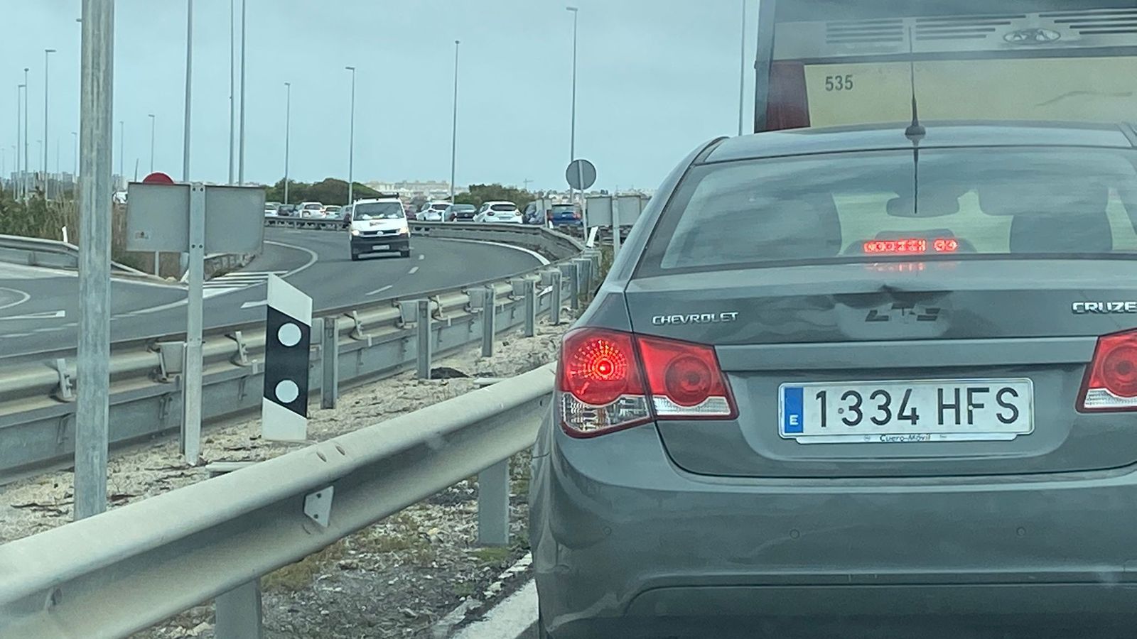 Acumulación de vehículos a la altura de la curva de Torregorda