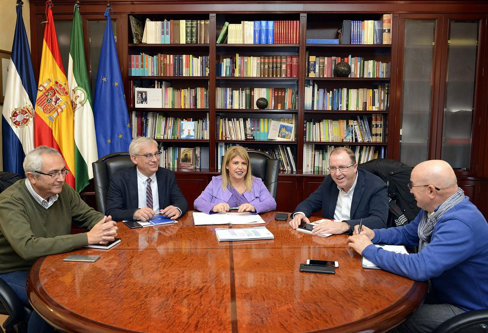 La alcaldesa y el delegado de Empleo, con el director de la CEC en Jerez y los secretarios locales de UGT y CCOO.