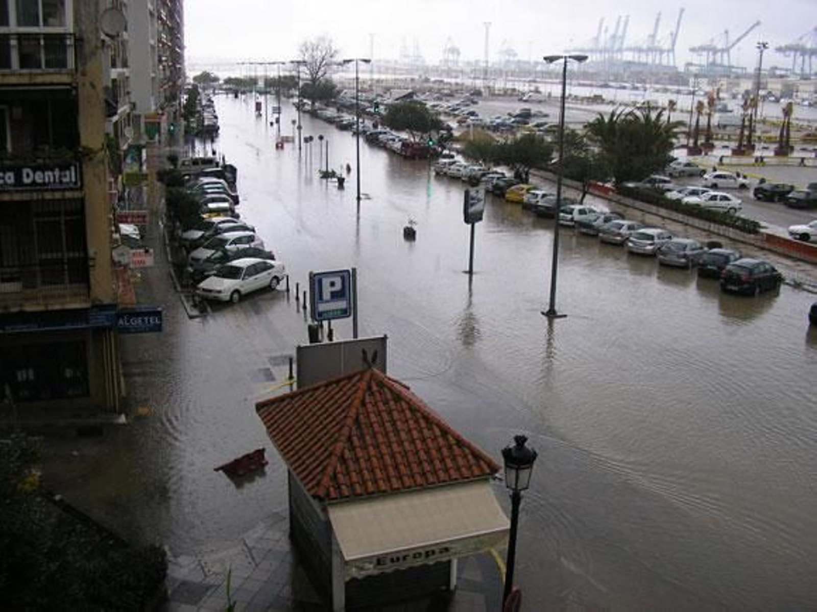 El paseo marítimo también se ha visto afectado por la lluvia.

Foto: Europa Sur
