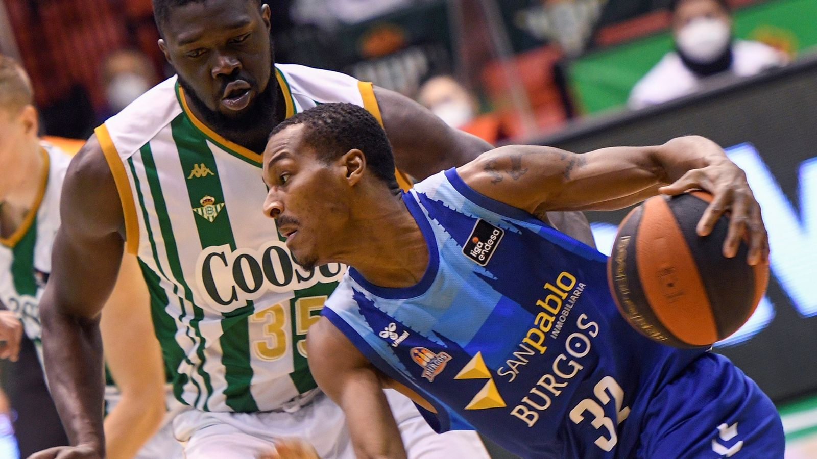 Ndoye defiende la entrada de Renfroe.