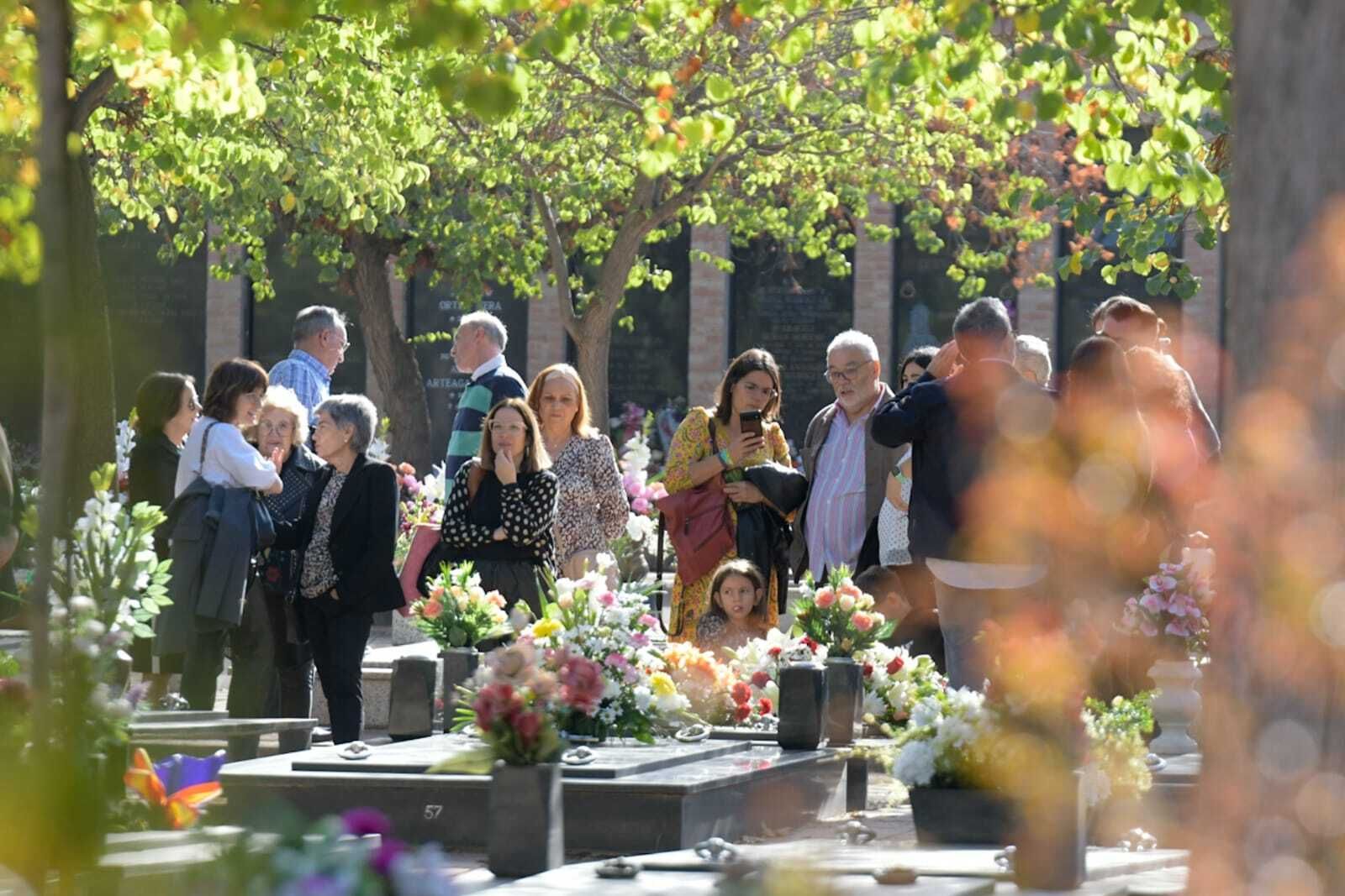 Familiares visitan a sus difuntos en el Cementerio de Granada