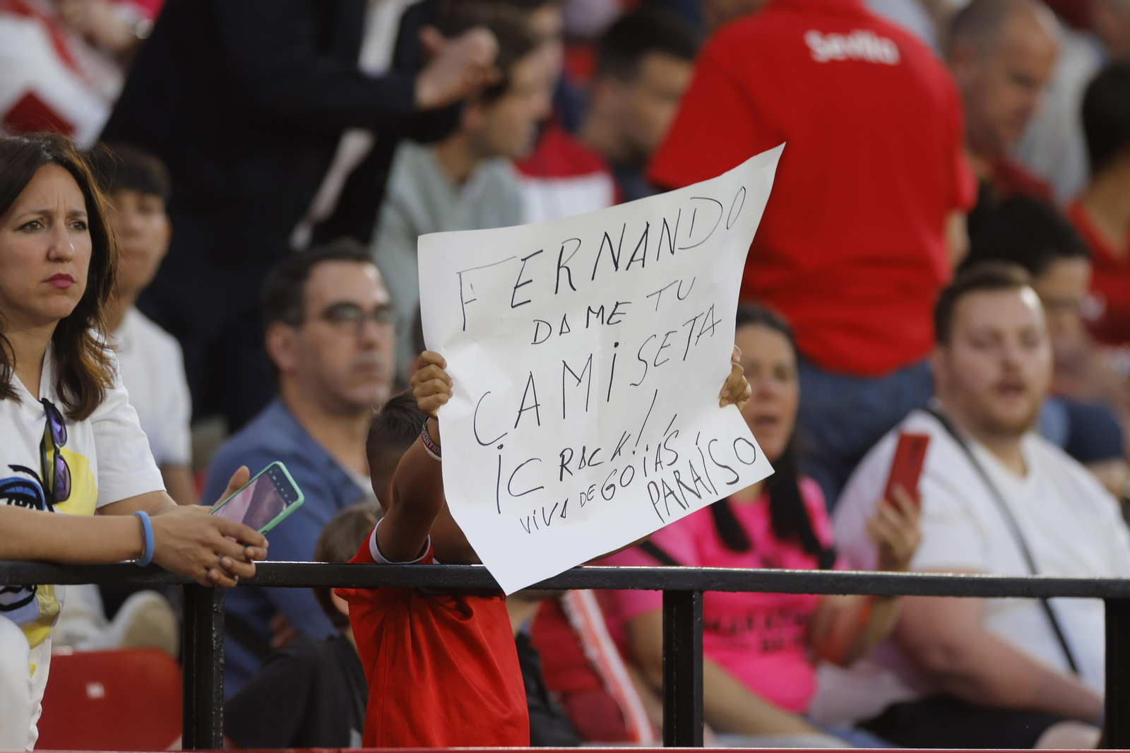 Búscate en las fotos del Sevilla-Celta