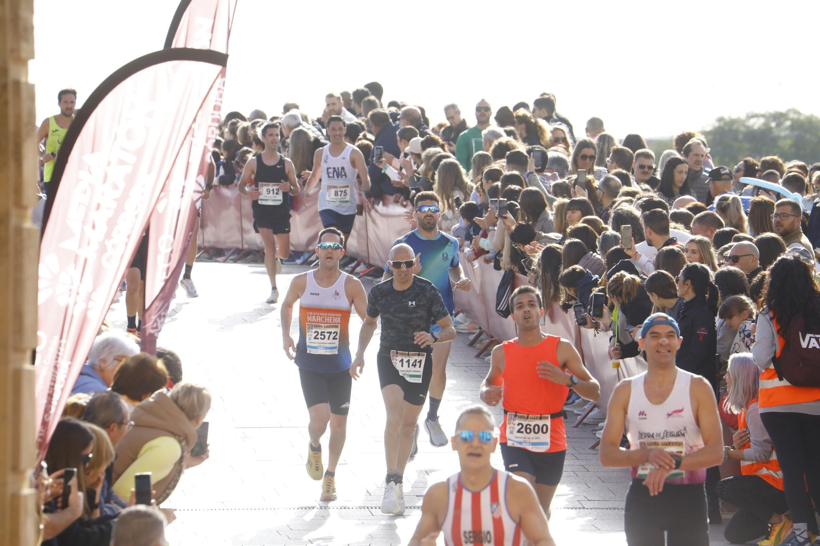La gloria de cruzar la Puerta del Puente: las fotos de la línea de meta de la Media Maratón de Córdoba 2024