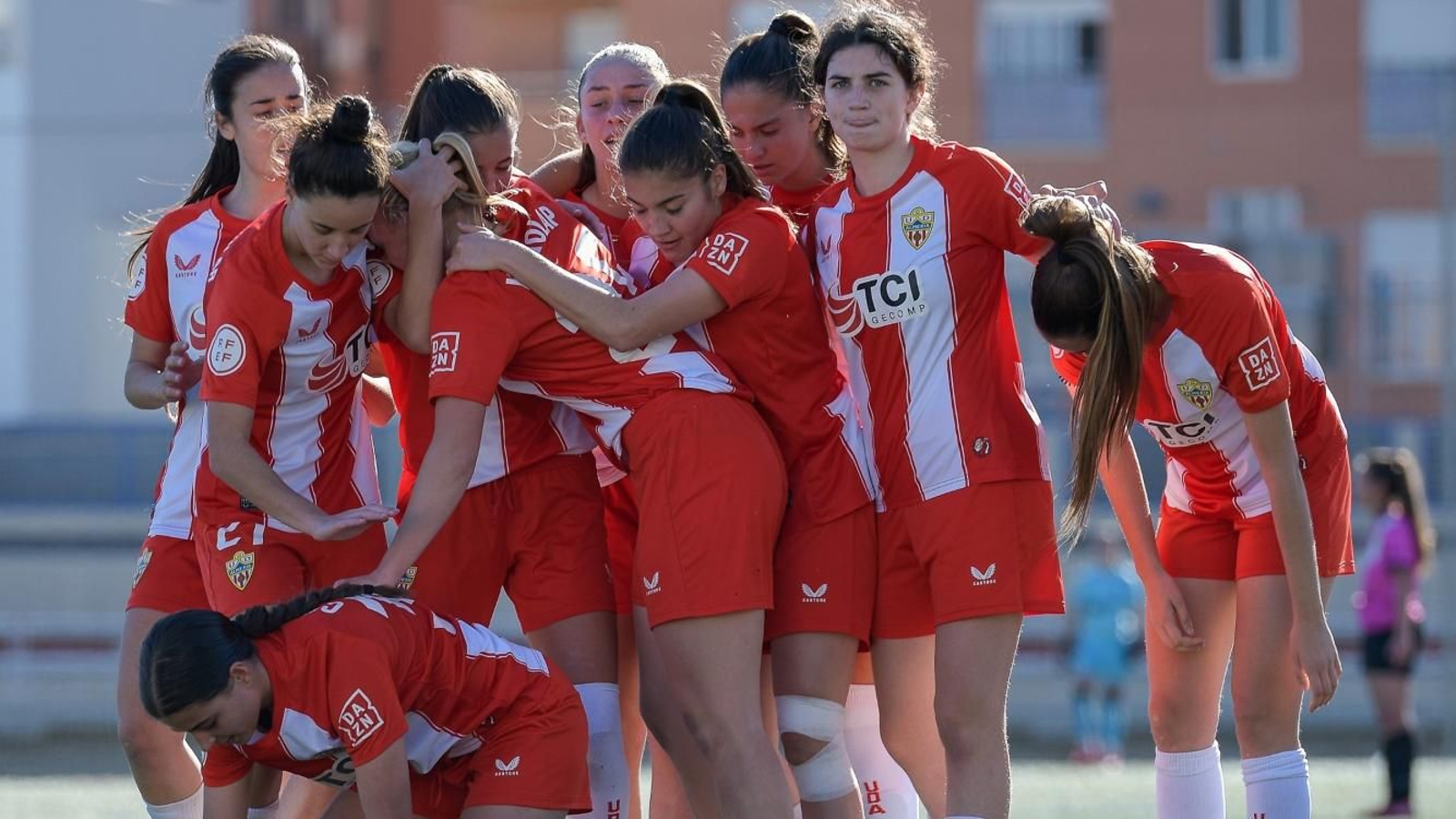 Las rojiblancas celebran uno de los goles en este curso.