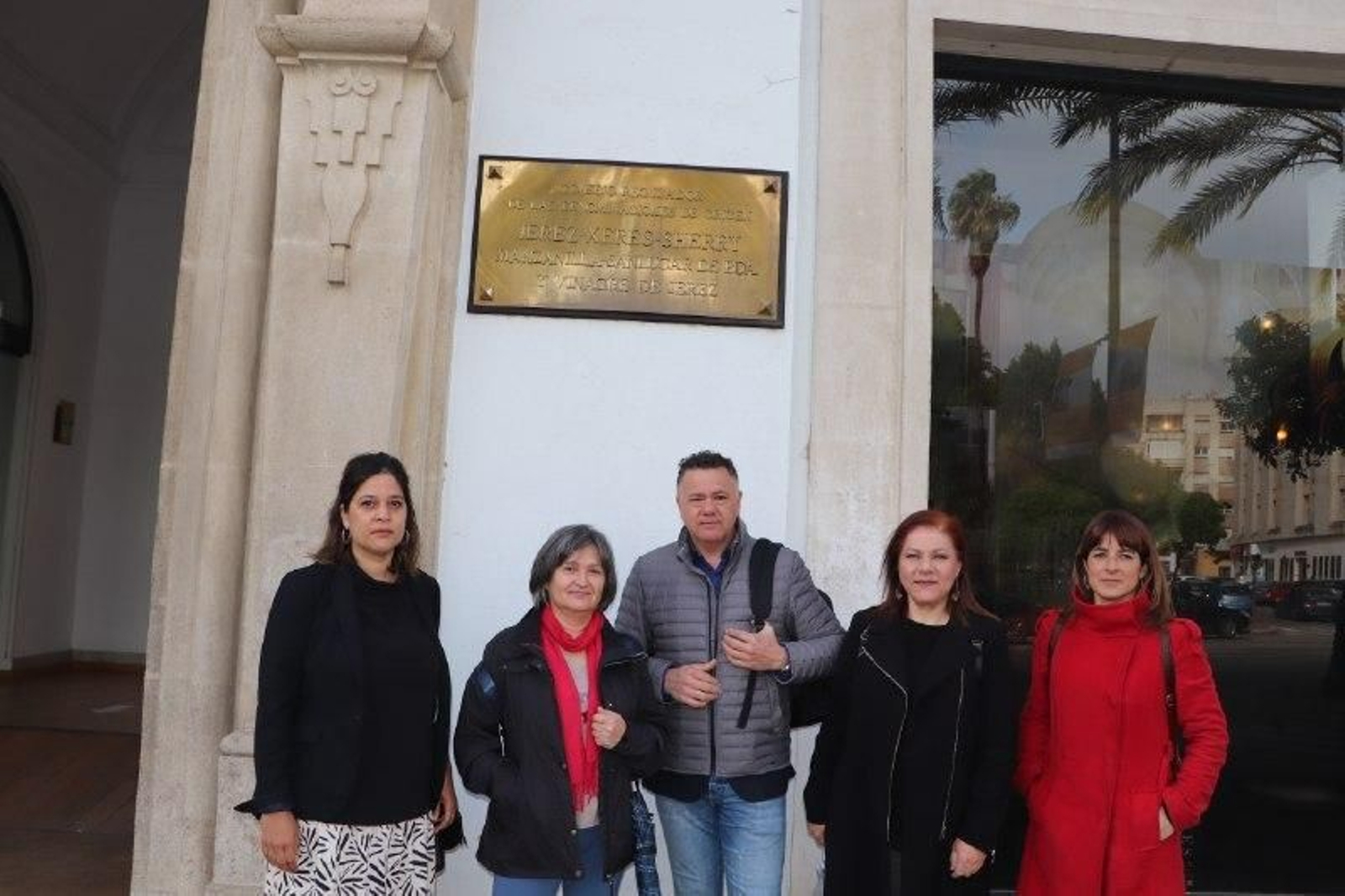 El diputado nacional de Podemos junto a responsables de la formación morada en Cádiz y Jerez a las puertas del Consejo Regulador del vino.