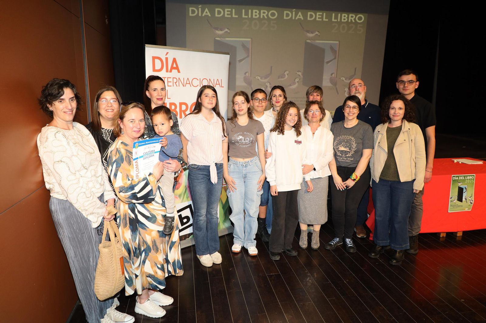 La concejala Elena Gómez con los premiados en el certamen.