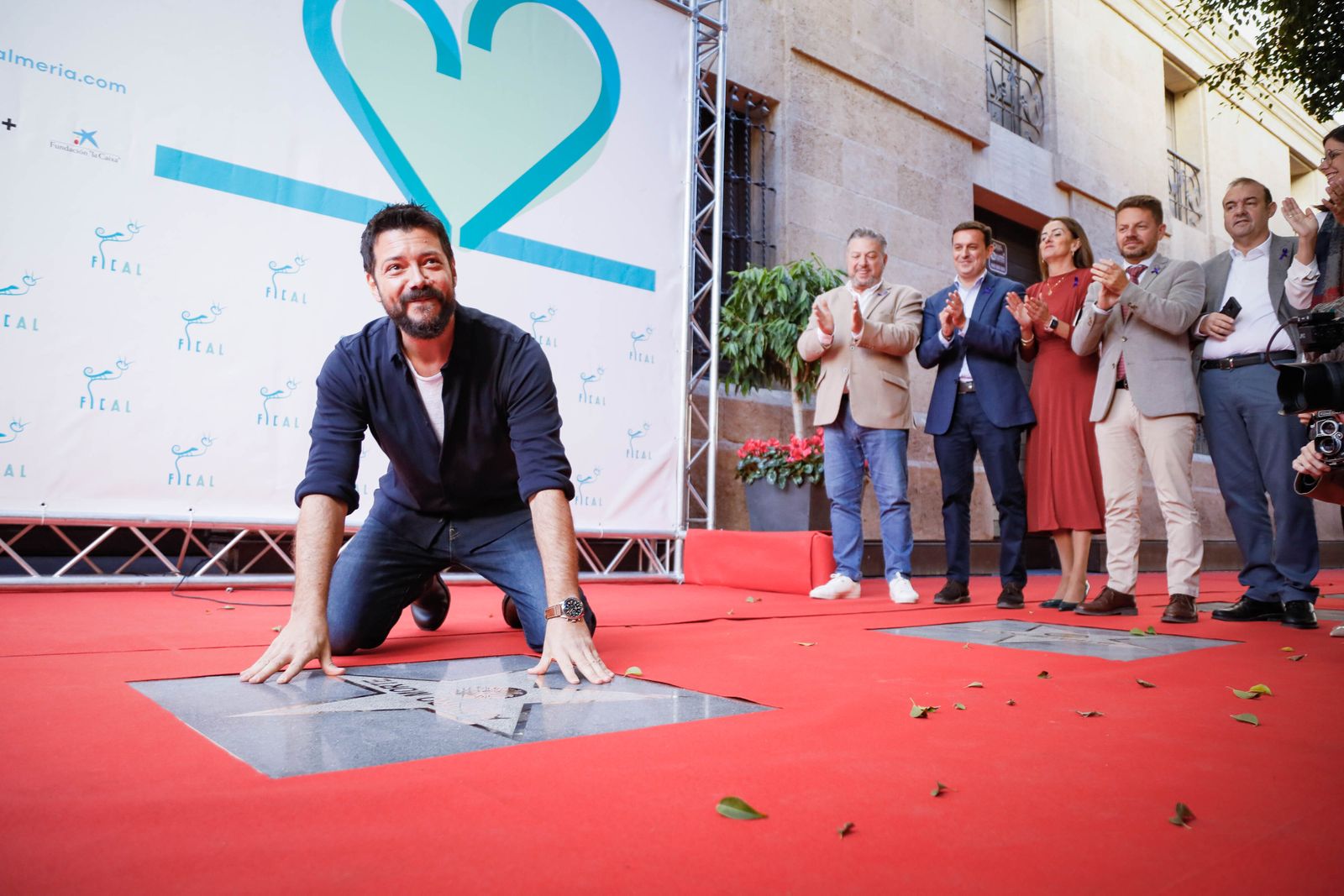 Álvaro Morte descubriendo la estrella que lleva su nombre en el Paseo de la Fama.