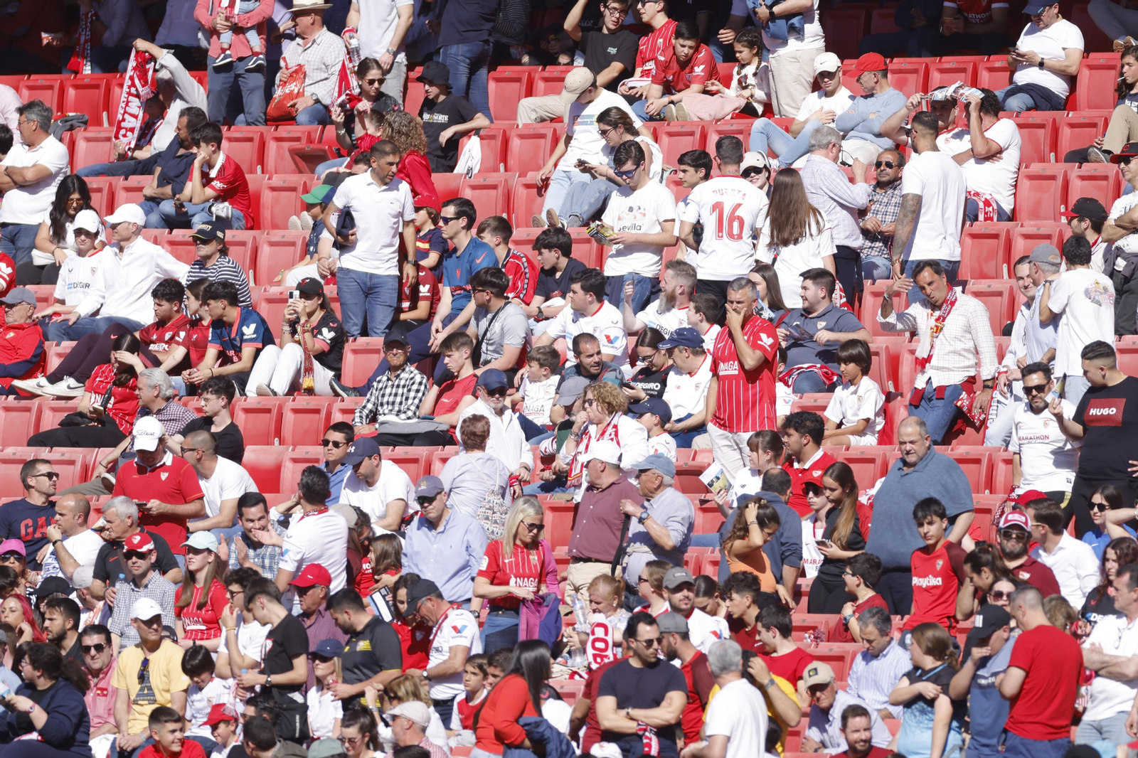 Búscate en las fotos del Sevilla-Almería