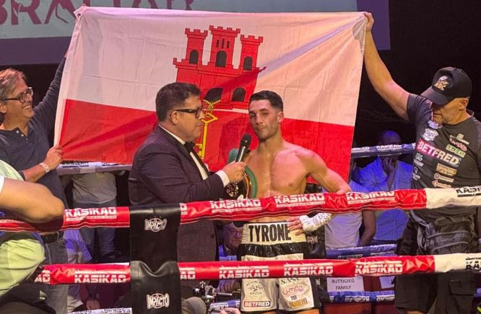 Tyrone Buttigieg, con su cinturón de campeón en la mano, responde a Nacho Gutiérrez