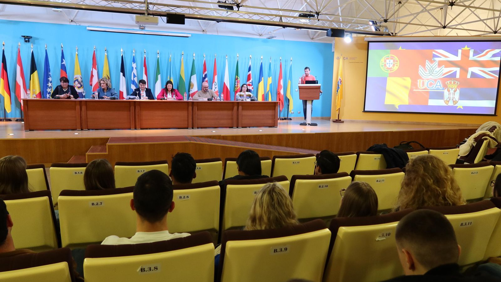 Los alumnos permanecieron atentos a los discursos