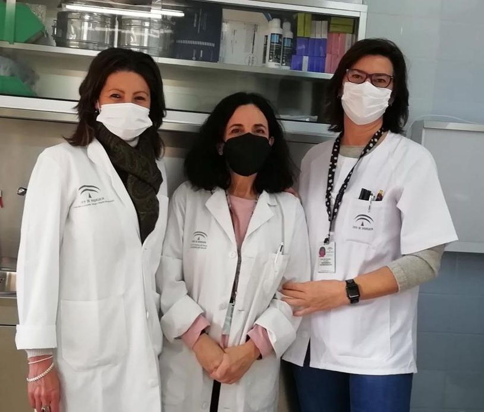 En el centro la jefa de sección de Cirugía del Área Hospitalaria de Valme, Lourdes Gómez Bujedo, acompañada de la supervisora, Maribel Claro, y la auxiliar de la consulta Pepa Jiménez en el Centro Periférico de Especialidades de Morón de la Frontera.