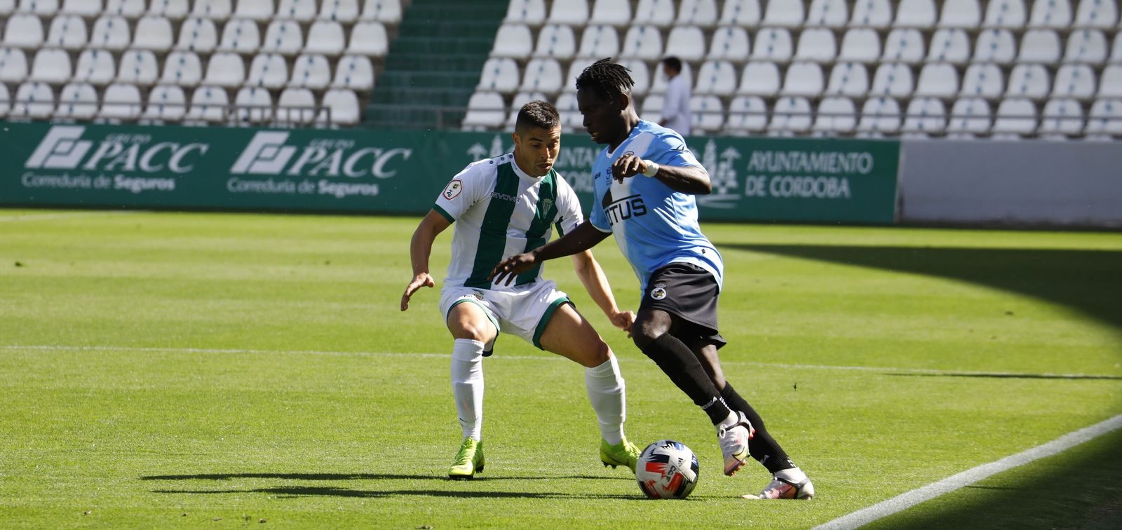 Koroma intenta marcharse del blanquiverde Jesús Álvaro en la cita del curso 20-21.