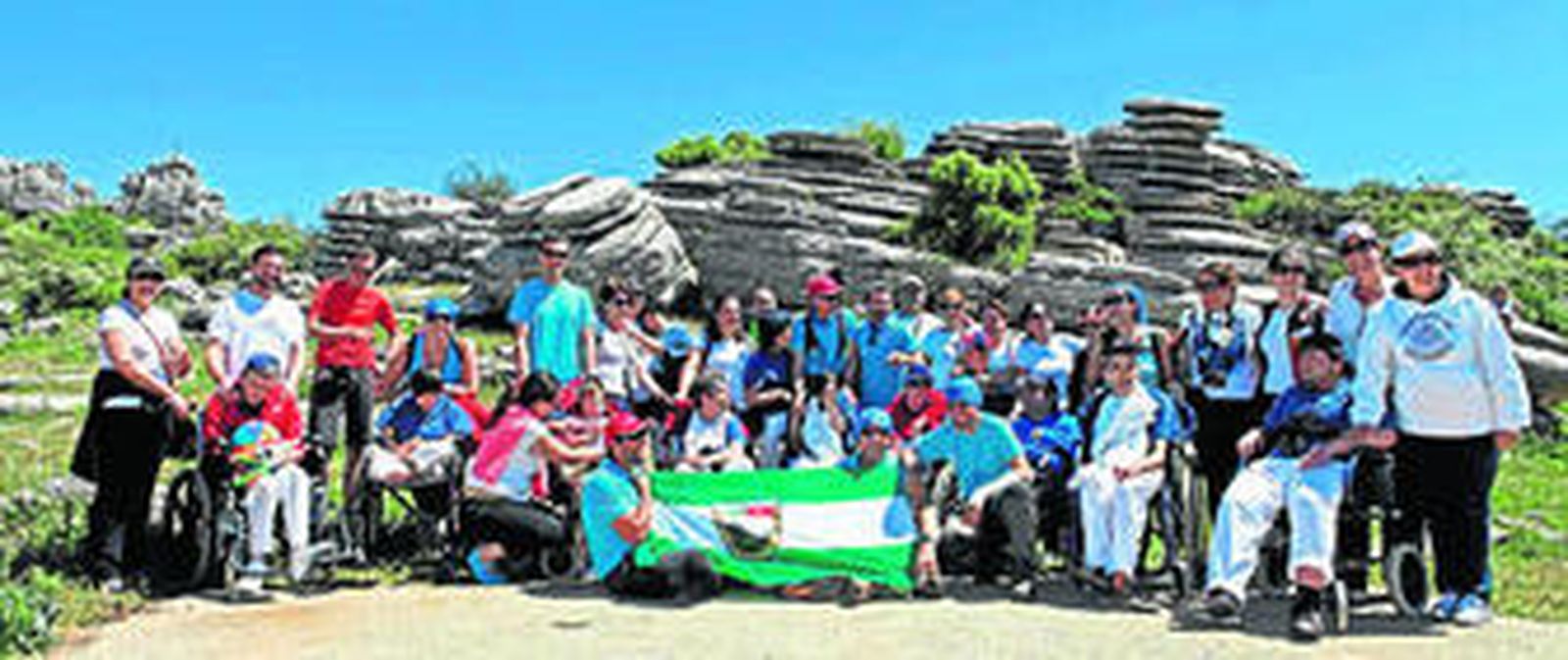 1. Varios miembros del Club de Montaña Sevillano Pachilofeos con las personas de la asociación Asesubpro que participaron el año pasado en la excursión del Troncal de Antequera. 2. Varios miembros de Pachilofeos  en la cumbre del Mulhacén, pico más alto de la Península Ibérica, con 3.478 metros de altura. 3. El club también desarrolla de forma anual jornadas de educación medioambiental para niños.