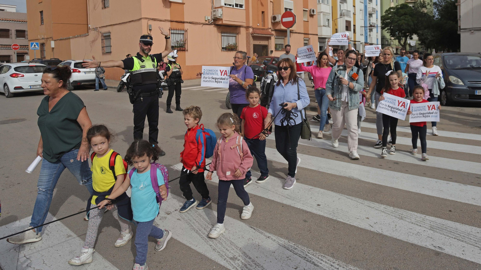 Fotos de las protestas de padres y alumnos del CEIP Isabel la Católica en La Línea