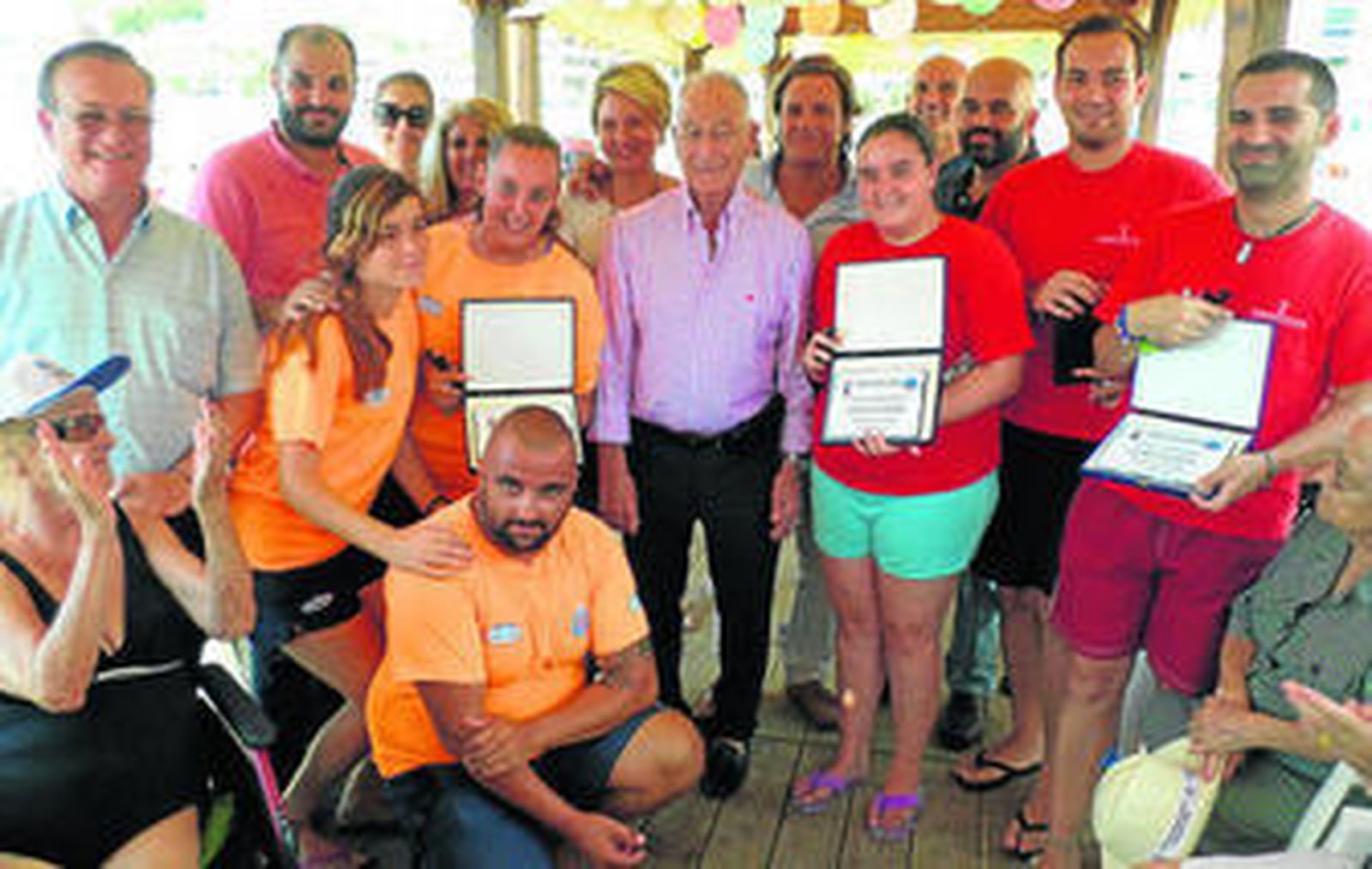Alcalde y concejales posando con los voluntarios homenajeados en la jornada de convivencia celebrada este jueves.