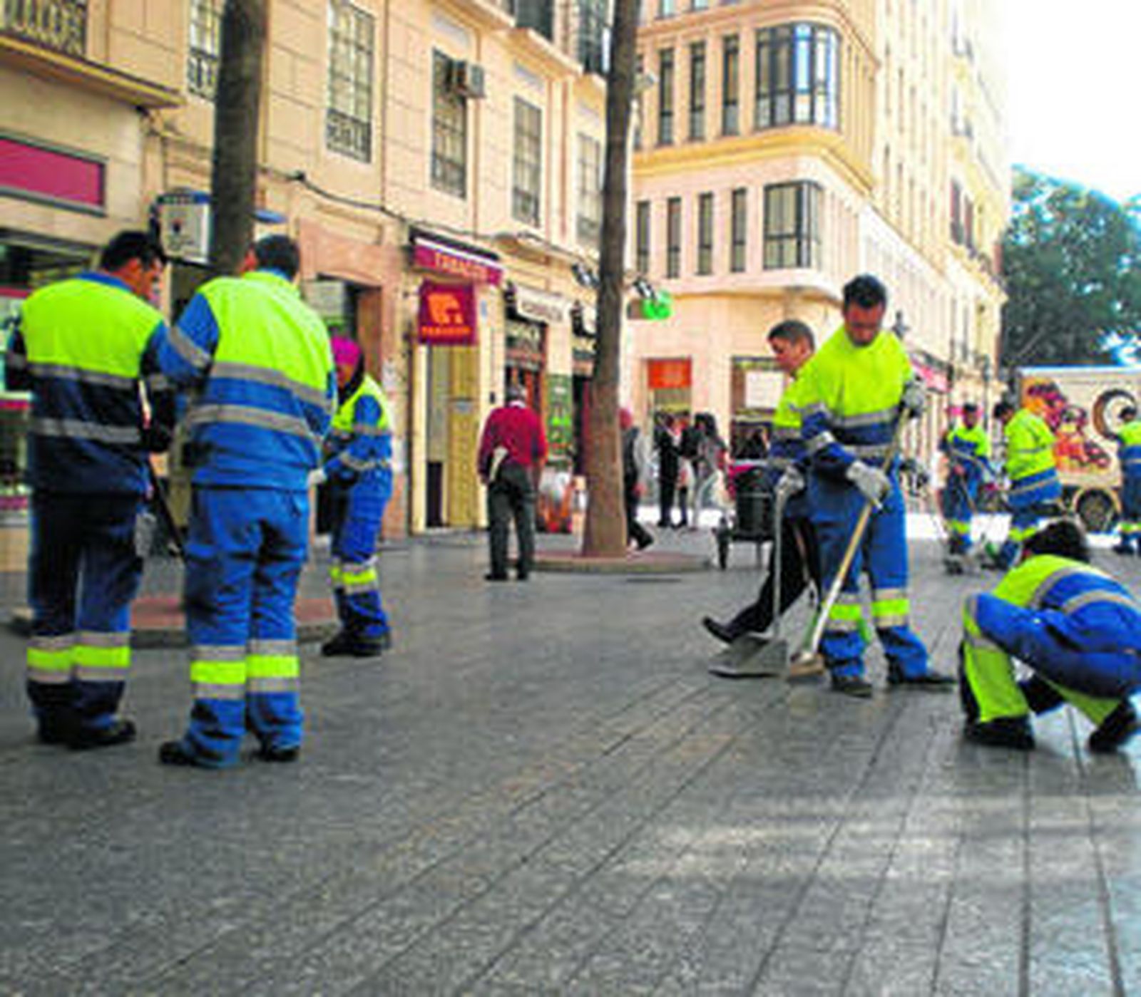 Operarios de Limasa quitaban ayer la cera de la zona de Puerta del Mar de la capital.
