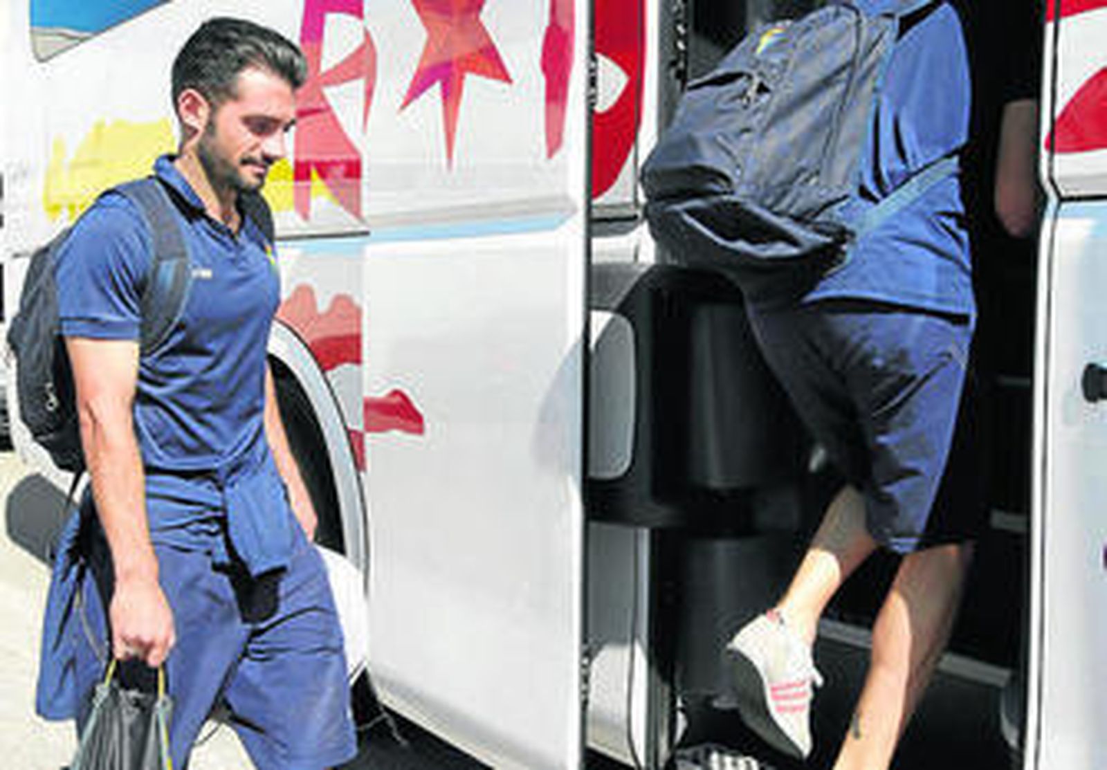 Óscar Rubio se dispone a subir al autocar en El Rosal.