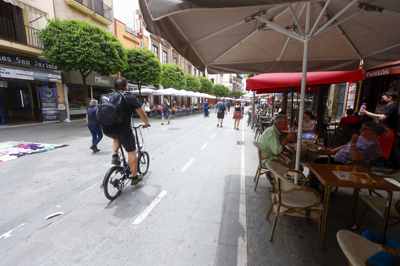 El tramo peatonal de San  Jacinto, con veladores a los lados.