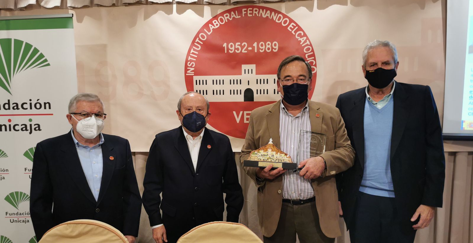 El alcalde de Vera y el presidente de la asociación con el ponente Sixto Malato.