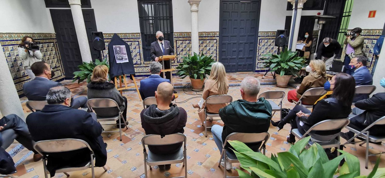 La presentación del acto.