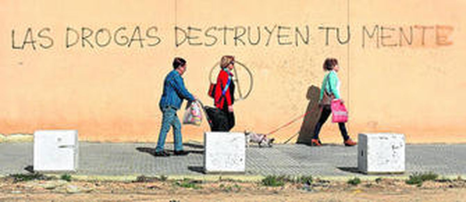 Una de las pocas pintadas existentes en la ciudad contra la droga, en la avenida de los Astilleros.