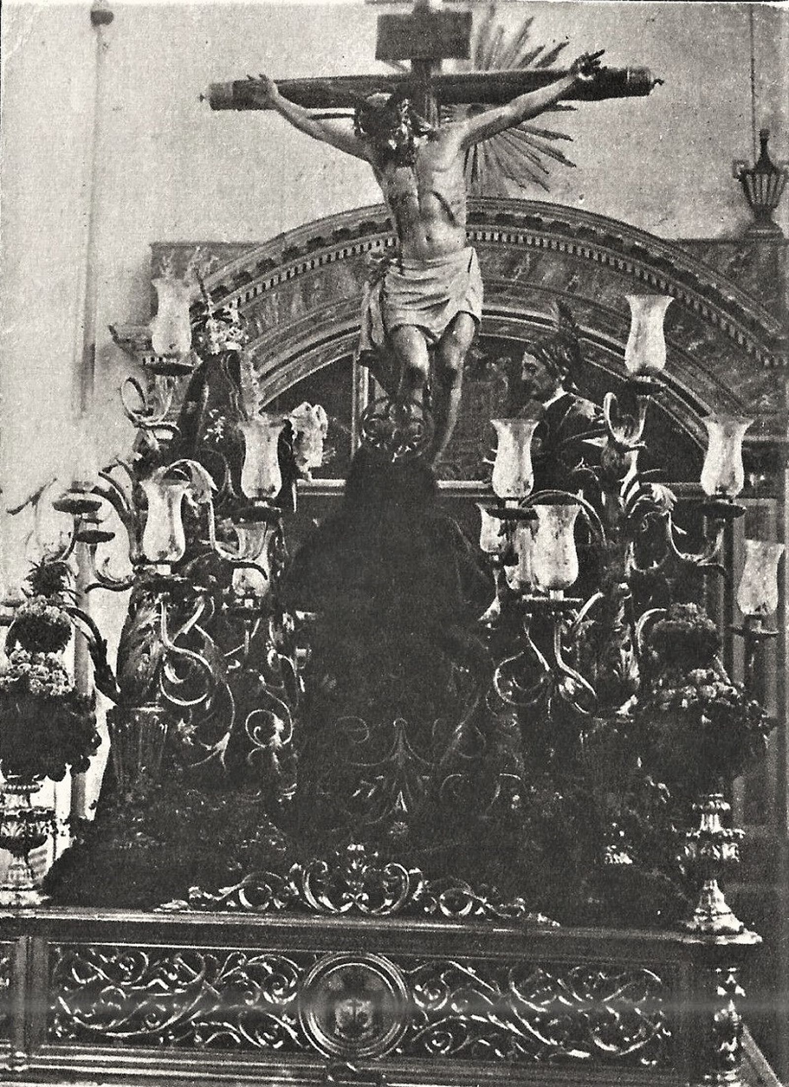 Una imagen del Cristo de Burgos con la dolorosa a sus pies