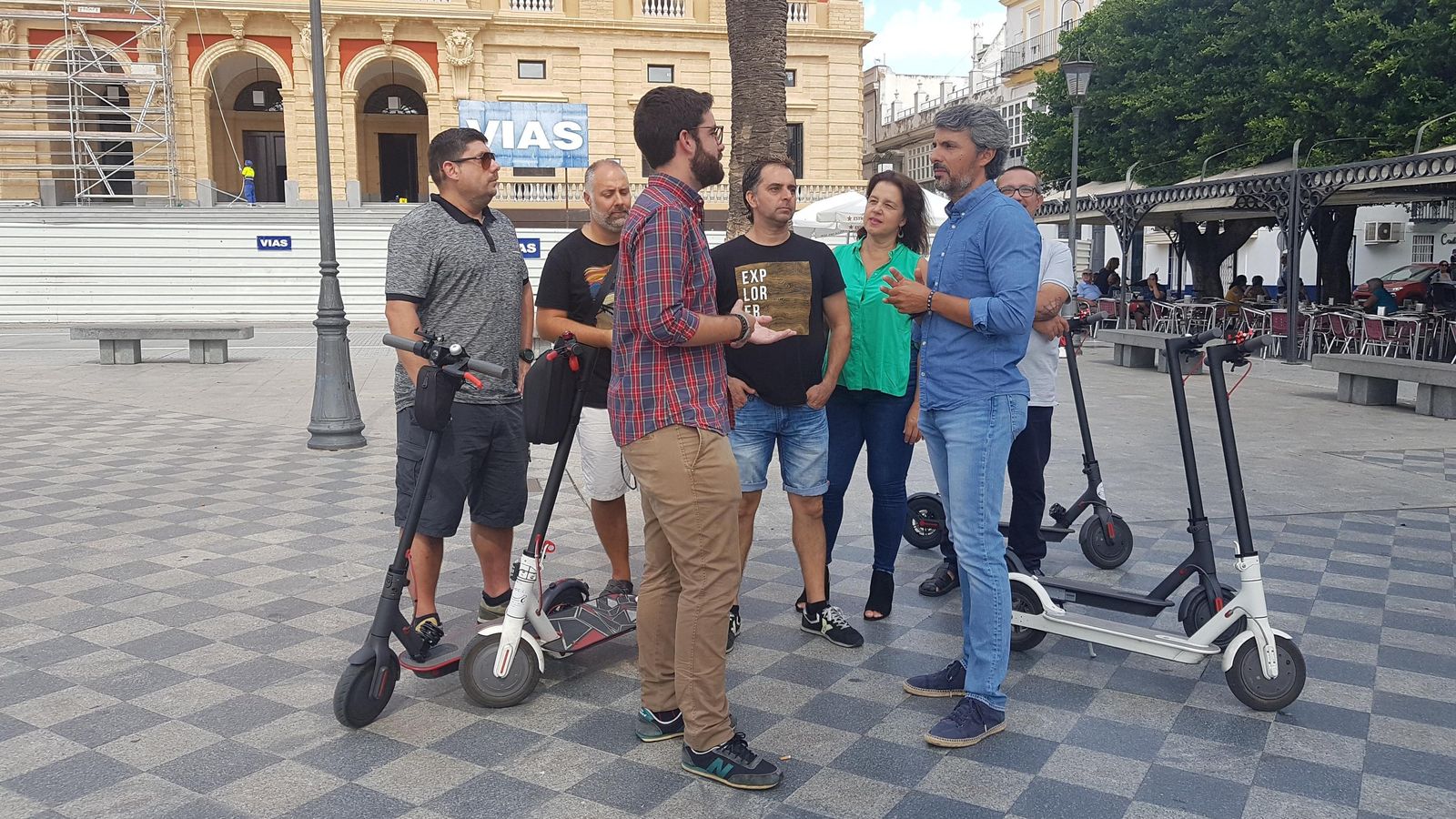 Fran Romero hablando con usuarios del patinete eléctrico, en una imagen de archivo.