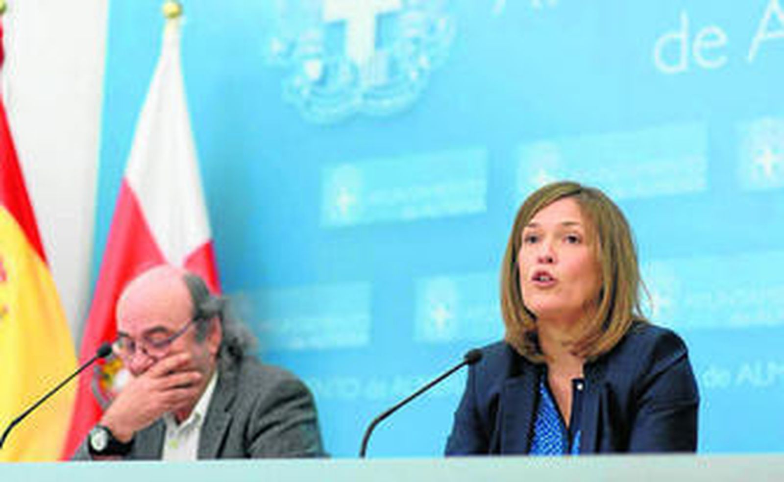 La concejala de Cultura, Ana Martínez Labella acompañada por el director de teatro, Carlos Góngora.