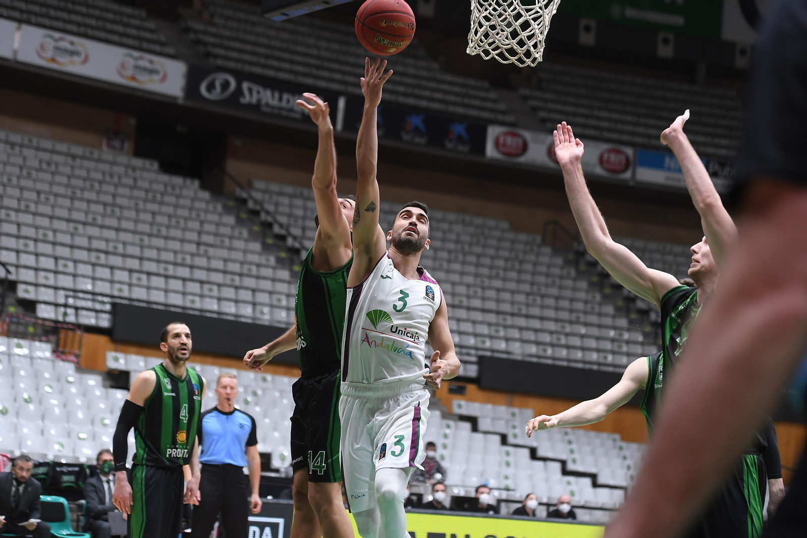 Una acción del último Joventut-Unicaja.