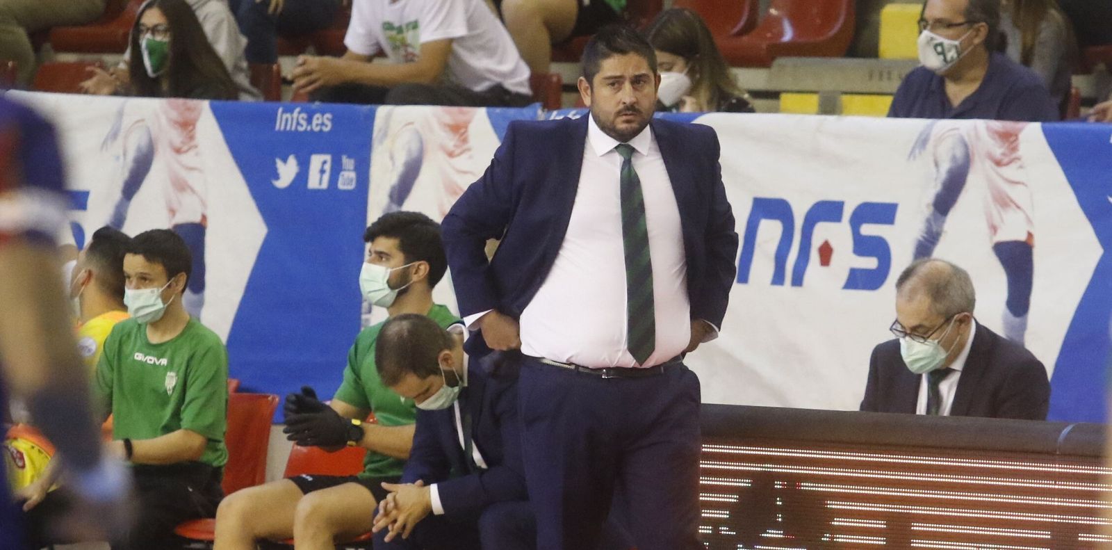 Josan González, con gesto serio durante el partido ante el Barça.
