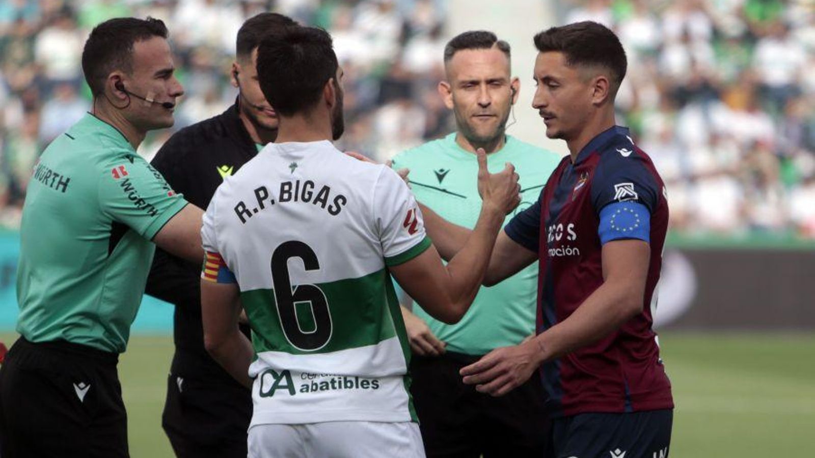 Pedro Bigas y Pablo Martínez se saludan antes del inicio del Elche-Levante.