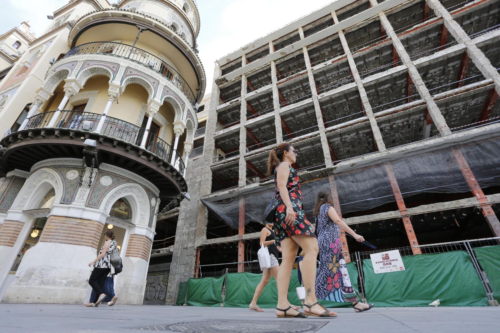 Obras en el edificio emplazado al comienzo de la Avenida de la Constitución.