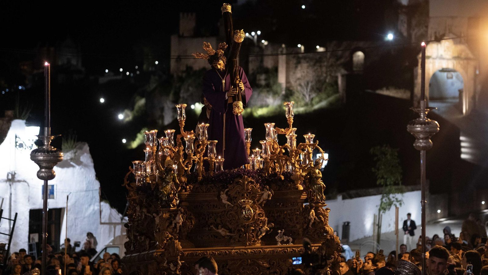 Padre Jesús tras la salida de su iglesia.