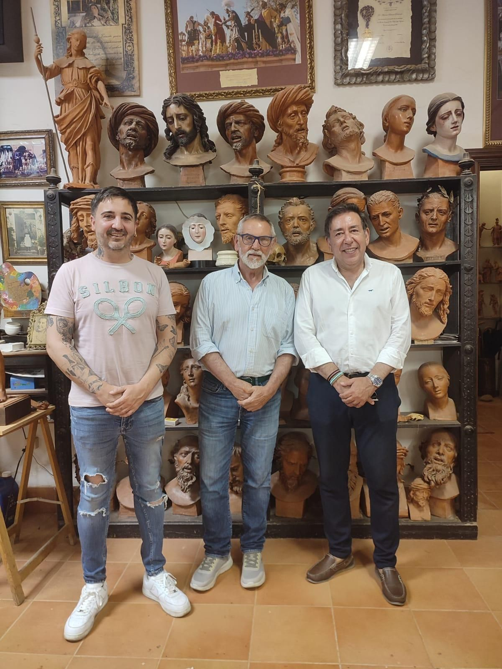 El escultor e imaginero Antonio Bernal, escoltado por su discípulo Sebastián Montes y el alcalde villarrense, Jesús Morales.
