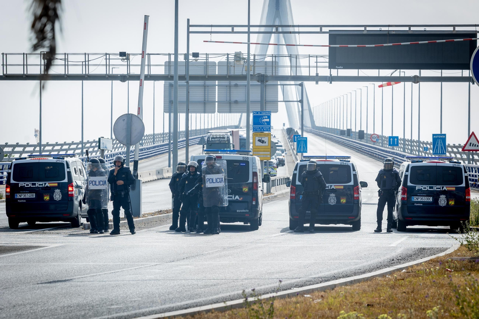 Imágenes de las protestas de trabajadores del metal en Cádiz tras el preacuerdo entre UGT y patronal