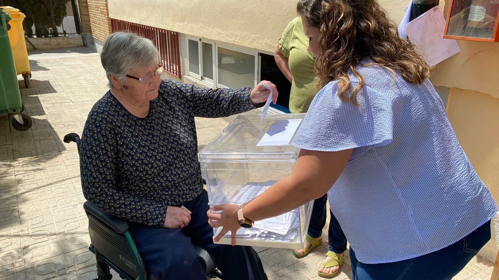 Paquita metiendo el voto en la urna
