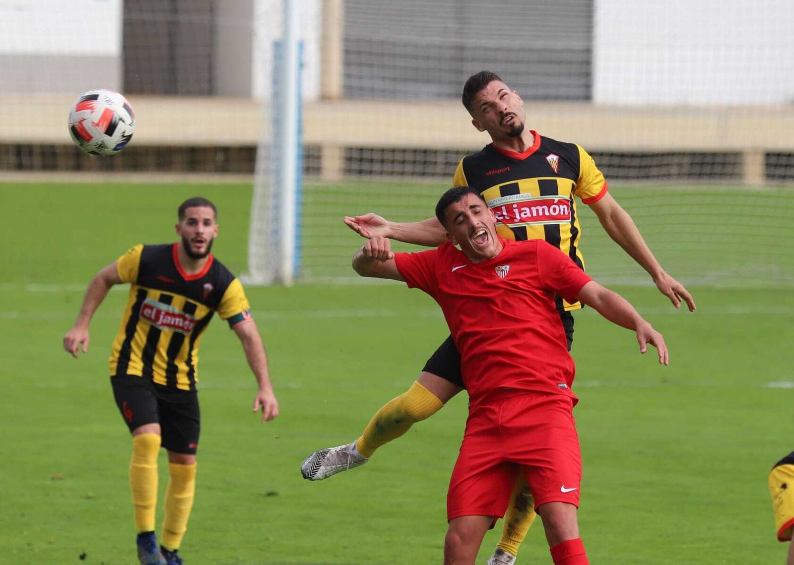 Un lance del encuentro entre el San Roque de Lepe y el Sevilla C.