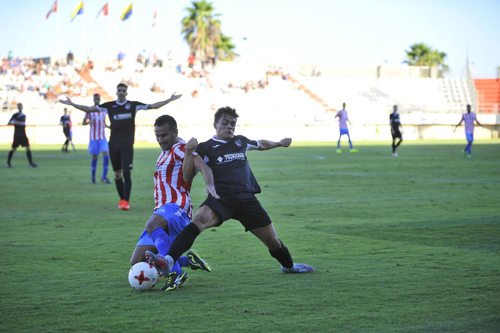 Ernesto forceja con un rival, la pasada temporada con el Algeciras.