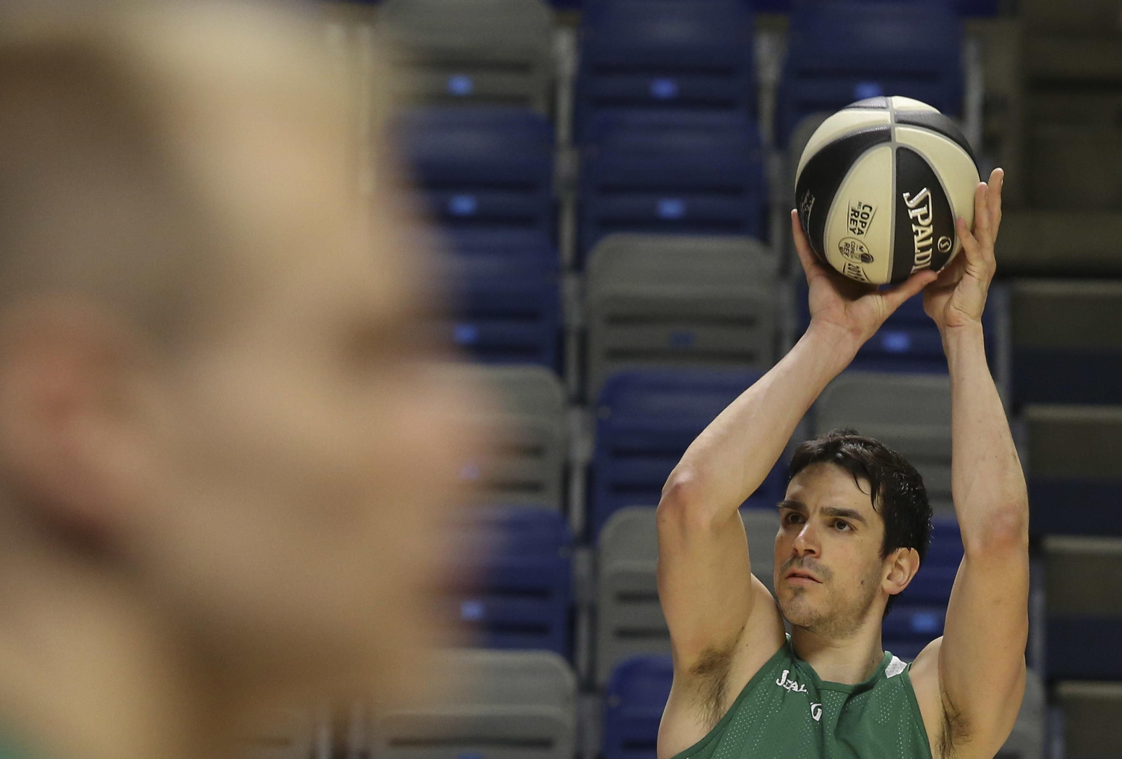 Suárez lanza a canasta durante esta semana.