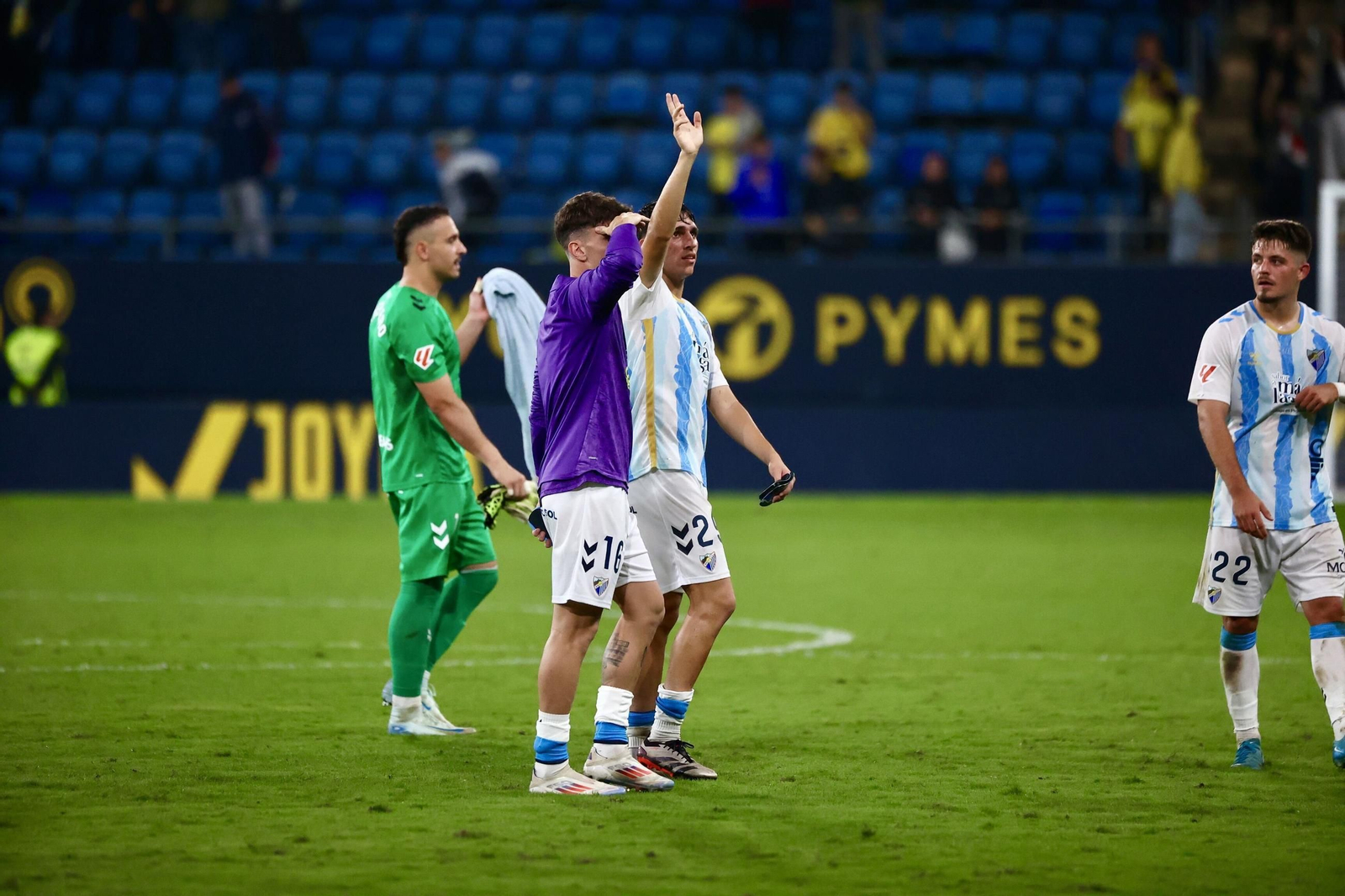 Izan Merino saluda tras el partido en Cádiz.