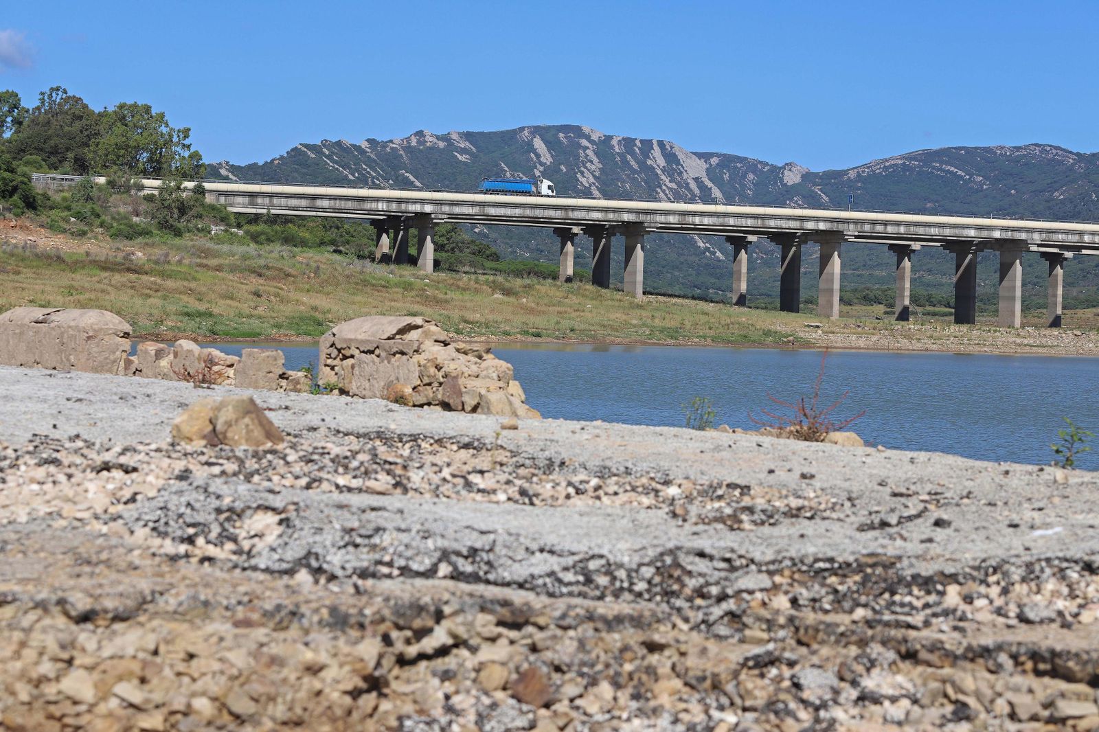 El embalse de Charco Redondo y el puente de la A-381, desde la antigua C-440.