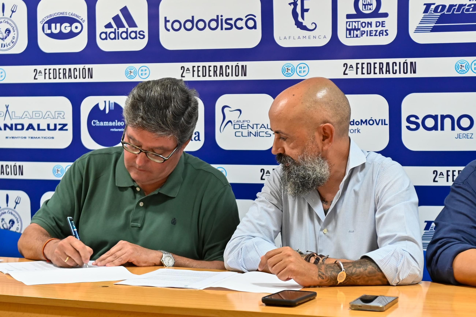 Imágenes de la firma del convenio entre Ayuntamiento y Xerez CD