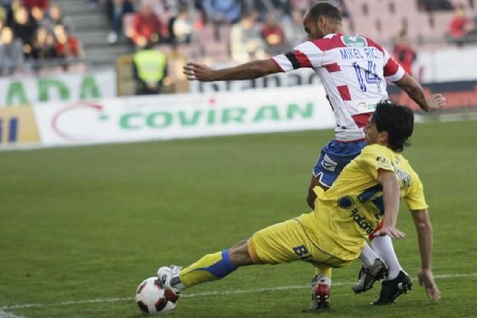 El Granada gana en casa a Las Palmas pese a jugar con diez toda la segunda parte. / Miguel Rodríguez