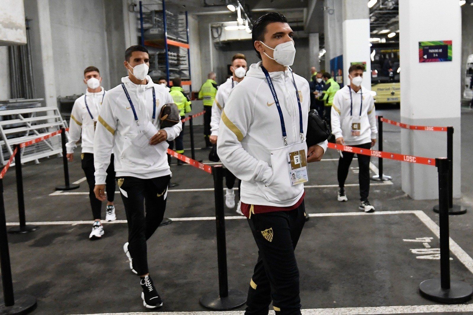 Rekik, junto a Lamela, al llegar al estadio Pierre Mauroy, el miércoles.