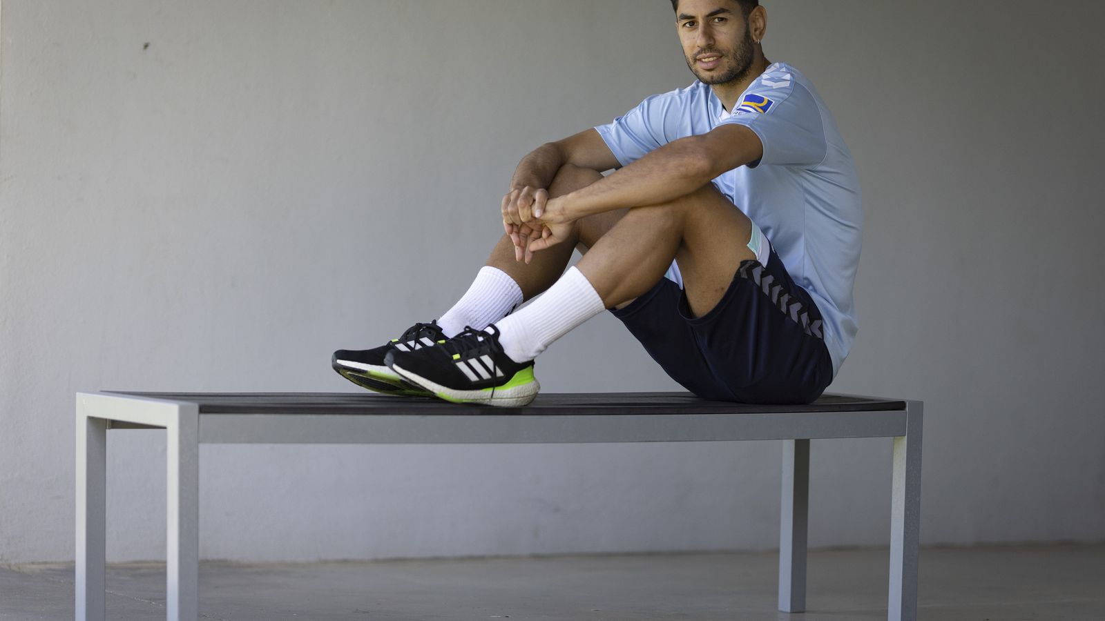 Ayoze posa sobre un banco en la ciudad deportiva.